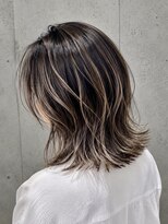 アル あびこ(aru.) 立体感たっぷり大人の白髪ぼかしハイライト