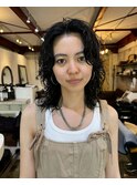 切り込んだレイヤーとニュアンスパーマで癖毛風ウルフヘア