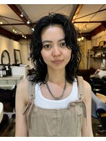 アデ オモテサンドウ(ade omotesando) 切り込んだレイヤーとニュアンスパーマで癖毛風ウルフヘア