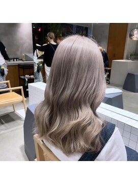 ニーイチイチ(211) ホワイトグレージュ/デザインカラー