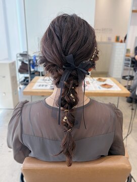 オートル 綱島店(AUTRE by FUGA hair) ローポニー編み下ろしアレンジ/金箔/リボン