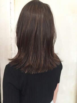 カメリア 三鷹(Camellia) 外ハネミディ☆ツヤ感グレージュデザインカラー♪