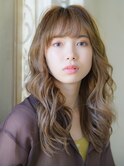 厚めな前髪とランダムな外国人風ラフウェーブ