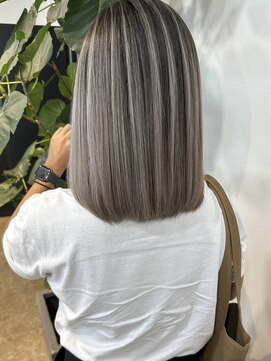 メリー オオサカ(Merly Osaka) ここまで白いのにサラサラ？バレイヤージュ_smoke gray_