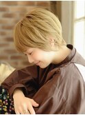 ハイトーン×ショートヘア!外ハネで美シルエット