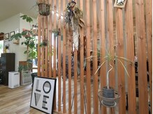 ビビット(BB’t)の雰囲気（木のぬくもりと緑の観葉植物での癒し空間＊）