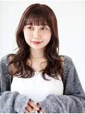 ぱっつん前髪にレイヤーカットでつくる束感ミディアムヘア