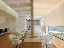 サルー ヘアーメイクの雰囲気（美術館をイメージして創られた光の差し込む落ち着いた空間です）
