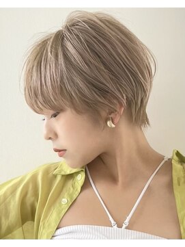 イヴォークトーキョーオーサカ(EVOKE TOKYO osaka) ハイトーン×抜け感ショート