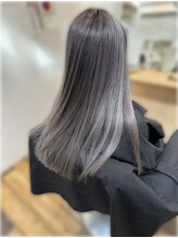 白髪を馴染ませたい方は《シルバー系》のバレイヤージュがオススメ！