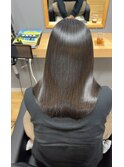 収まりと手触りが特徴の髪質改善ストレート。