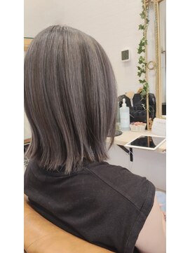 ジョナ(Jona) 大人上品な立体感ハイライト・透明感グレージュボブ