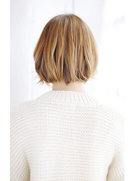 シュシュット(chouchoute) 吉祥寺3分黒髪ホワイトアッシュショートパーマエアリーミディ060