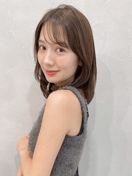 アグノス 青山(Agnos) 大人ガーリーダークアッシュミディアムレイヤーカット 小顔