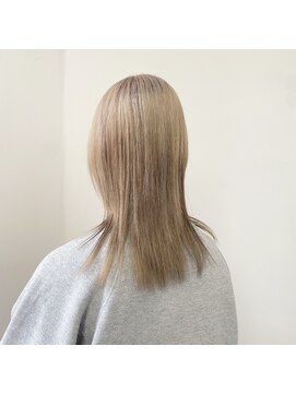 ヘアーアトリエ ネヴェア(hair atelier NEVAEH) white blond