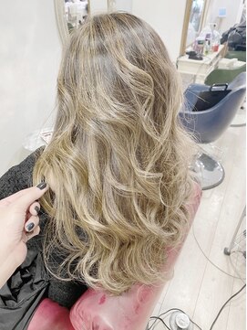 ミリュウ(Milieu) 育てるハイライトで赤み消したグレイヘア