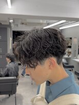 オーバルバイアピッシュ(OVARL by apish) センターパート縦落ちパーマ