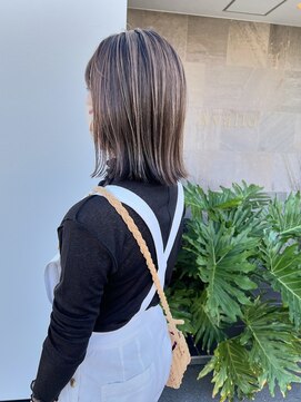 メゾン アヴァロ(Maison Avallo) グレージュハイライトの切りっぱなしラインボブ