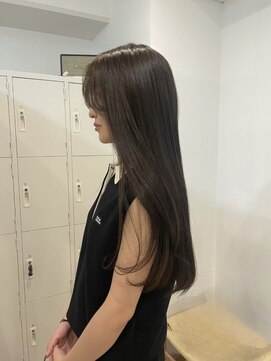エイチ 梅田(H) ベリーショート切りっぱなしボブヘアカラーアッシュグレー前髪
