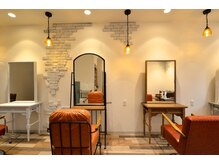 ジジ(JiJI)の雰囲気（椅子一脚一脚、ドレッサー一つ一つが全て違うセット面。）