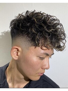 スペインカール ネイマール風の髪型 パーマ フェード L ドルクス 日本橋 Dorcus のヘアカタログ ホットペッパービューティー