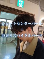 コワファーストナガサキシャンプーボーイ(COIFF1RST NAGASAKI SHAMPOO BOY)&nbsp;ショートセンターパート×波巻きスパイラルパーマ