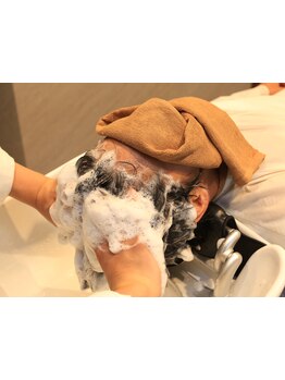 完全個室であれば静かな環境も作れるので、ヘッドスパのようなリラクゼーションメニューがオススメ。