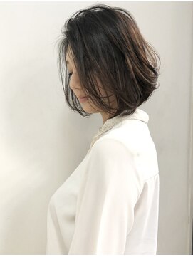 オーソ(AUTHO) 前髪/ショートヘア/斜めバング/グレージュカラー/丸型 i