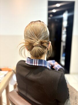 ロハスバイケンジ(LOHAS by KENJE) タイトシニヨンカチモリヘア