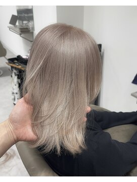 アムドット(Amu.) ハイトーンケアブリーチダブルカラーレイヤーカットくびれヘア