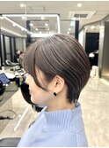 40代50代60代耳かけショート前髪なしハンサムショート白髪ぼかし