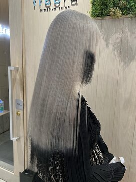 フリーラ 表参道(freera) ケアブリーチカラーホワイトグレーシルバーカラーデザイン