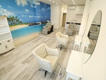 リゾート気分でくつろげる店内