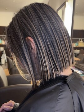 ゼウス(Zeus.) 海外ヘアーハッシュカットレイヤーカット