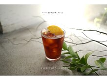 ヨムニノクチ(YOMUニノ口)の雰囲気(季節を感じるドリンクと漫画)