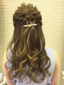 ヴィサージュ(VISAGE) おしゃれハーフアップスタイル