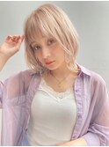 大人かわいいハイトーン外ハネミディアムヘアベージュカラー