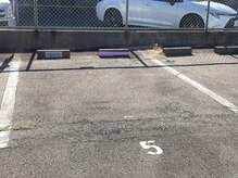 グラシアカバジェーロの雰囲気（入り口から見て左の5番駐車場ピンクのテープが貼ってあります。）