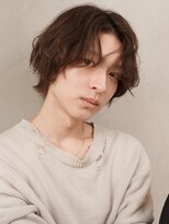 さりげない色気を演出。中性メンズボブ×ニュアンスパーマ