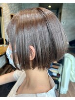 アンドブルー(and BLUE)&nbsp;丸み前下がり×艶ベージュボブ