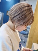 リノショアーズ 日本大通り店(RINOSHORES)&nbsp;【ブリーチ＋ワンカラー】 ショートボブ/ホワイトパールブロンド