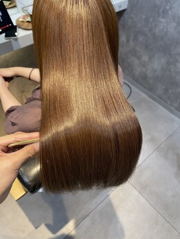ナナ(Nana.)の写真/くせ毛やうねりも自然にまっすぐ♪低刺激なストレートMENUも取り扱っているから,あらゆる髪質に対応可能◎