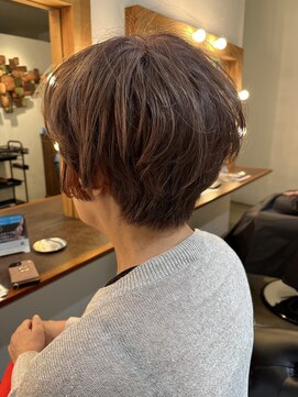 ビハインドザカーテン(BEHIND THE CURTAIN) 白髪を活かしたデザインカラー×インナーカラーオレンジショート