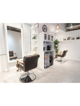 お洒落好きな大人女性に最適な、洗練されたプライベートサロン。心地よい空間で、髪も心もリフレッシュ＊