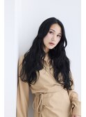 黒髪ロングでカジュアルカッコいい女性に