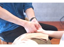 待ち時間にも癒しとリラックスを。ハンドマッサージでお客様の疲れを癒します。オリジナルのハーブティも◎