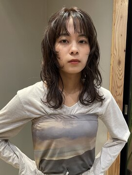 テテ ニコ(tete nico) こなれミディアム/ウェーブパーマ/前髪レイヤー/アッシュカラー