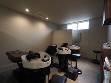 リル(Rire)の雰囲気（暗めのシャンプーブースで気分もリラックス♪）