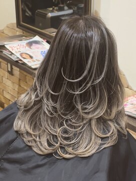 ゼウス(Zeus.) 海外ヘアーハッシュカットレイヤーカット