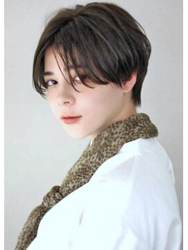 サーカス バイ ビュートリアム 青山(CIRCUS by BEAUTRIUM) ３０代　センターパート　前髪長め　黒髪　ショートヘア